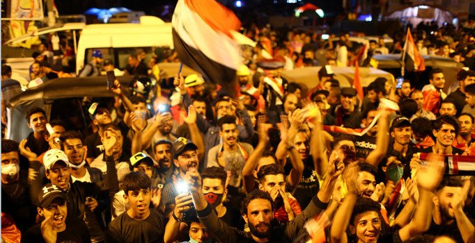 Irak'ta göstericiler, 3 milletvekilinin evini ateşe verdi