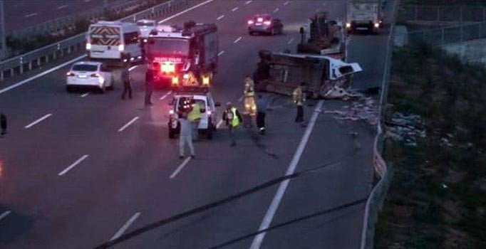 Kuzey Marmara otoyolunda minibüs devrildi: 2 yaralı