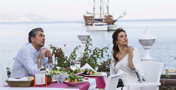 Şükran Ovalı 'Paramparça' dizisinden ayrılıyor