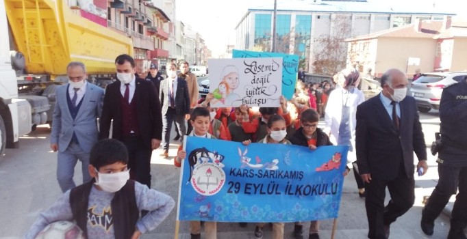 Sarıkamış’ta öğrenciler maske takıp lösemiye dikkat çektiler