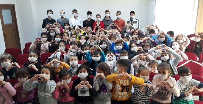 70 çocuk maskesini taktı, lösemili çocuklara destek için şarkı söyledi