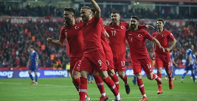 Türkiye - İzlanda maçının hakemi Anthony Taylor