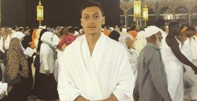 Almanya Mesut Özil'in Umre ziyaretini tartışıyor