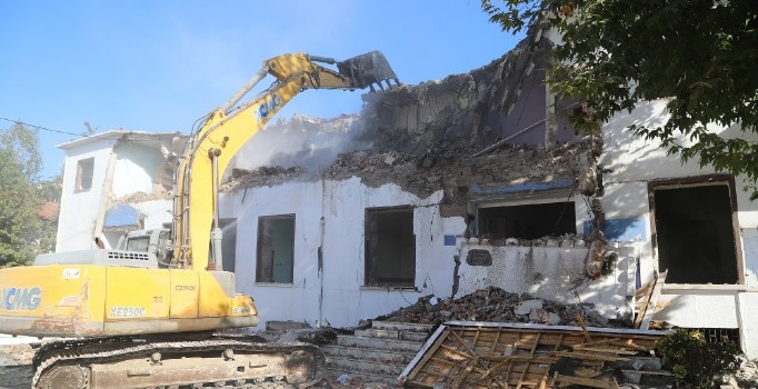 Eskimalatya’da bulunan eski belediye binasının yıkımı için ilk kepçe vuruldu