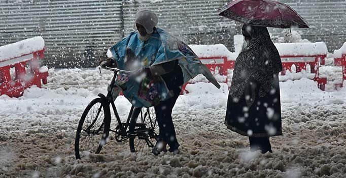 Keşmir'de kar düştü, 6 kişi öldü