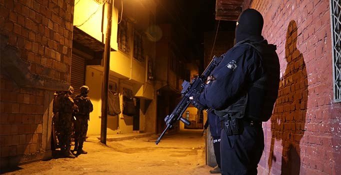 Mersin'de 2 DEAŞ şüphelisi yakalandı