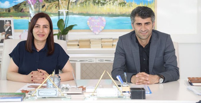 Van İpekyolu Belediye Başkanı Aziz Yacan ve Eş Bakan Şehzade Kurt gözaltına alındı