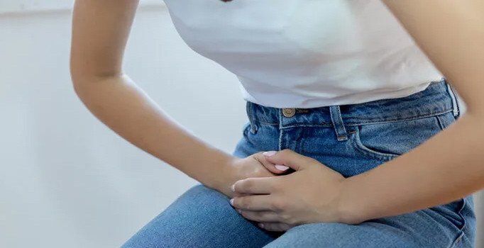 İdrarlarını kaçırırken izlemek için kadın çalışma arkadaşlarına gizlice ilaç verdi