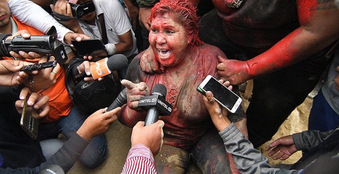 Bolivya'da protestocular belediye başkanını saçlarını kesip yerlerde sürükledi