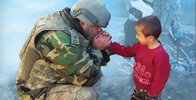 Binbaşı Necmettin Tetik'in bir çocuğun elini ısıtırken çekilen fotoğrafının perde arkası