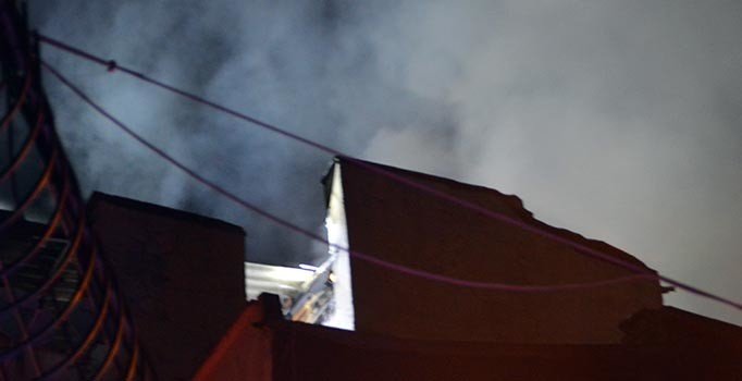 Taksim’de 6 katlı binanın çatısı alev alev yandı
