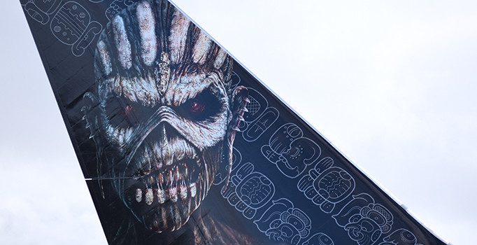 Iron Maiden'in uçağı, Hollande ve Merkel'in uçaklarını solladı