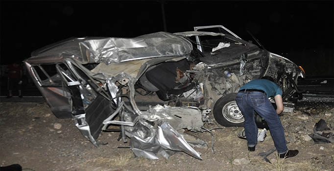 Minibüs tıra çarptı: 2 ölü, 1 yaralı