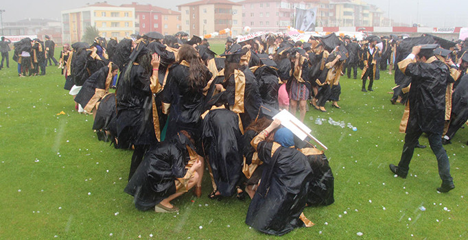 Bilecik Seyh Edebali Universitesi Nin Mezuniyet Torenine Dolu Engeli