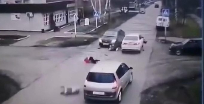 Rusya'da alkollü sürücü yaşlılara çarptı