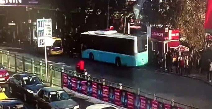 Beşiktaş'ta otobüs durağa böyle daldı