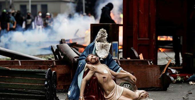 Şili'deki gösteriler durulmuyor: Kilise yağmalandı, üniversite rektörlüğü ateşe verildi