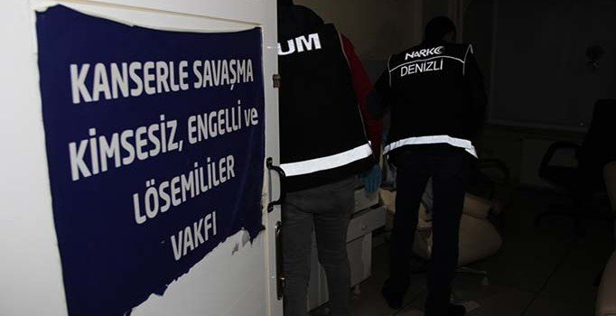 Dernekleri basılınca uyuşturucu satmak için vakıf kurdular