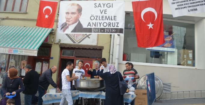 Atatürk adına Mevlid-i Şerif okutuldu, helva dağıtıldı