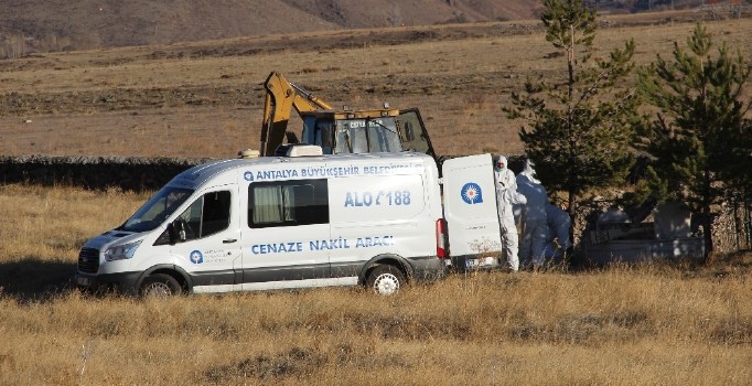 Antalya’da evinde ölü bulunan ailenin cenazeleri Erzurum’da toprağa verildi