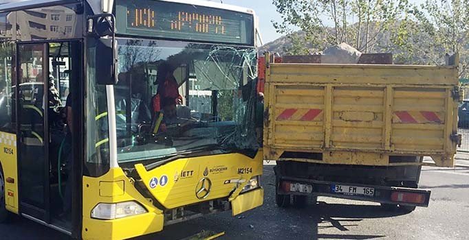 Beykoz'da İETT otobüsü ile hafriyat kamyonu çarpıştı
