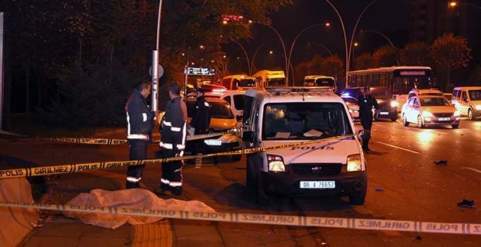 Ankara'da lastik değiştiren iki kişiye araç çarptı: 2 ölü
