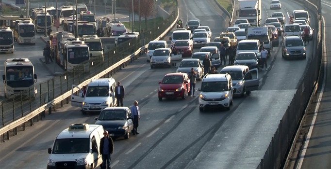 E-5 karayolunda saat 9'u 5 geçe hayat durdu