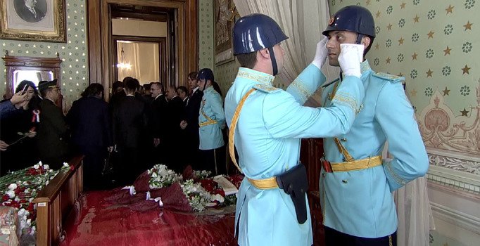 Dolmabahçe'de saygı nöbeti tutan polis memuru gözyaşı döktü