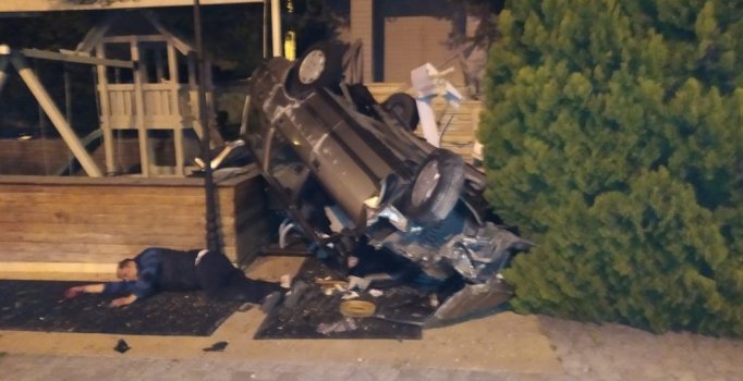 Avcılar'da otomobil restoran bahçesine uçtu: 1'i ağır 2 yaralı