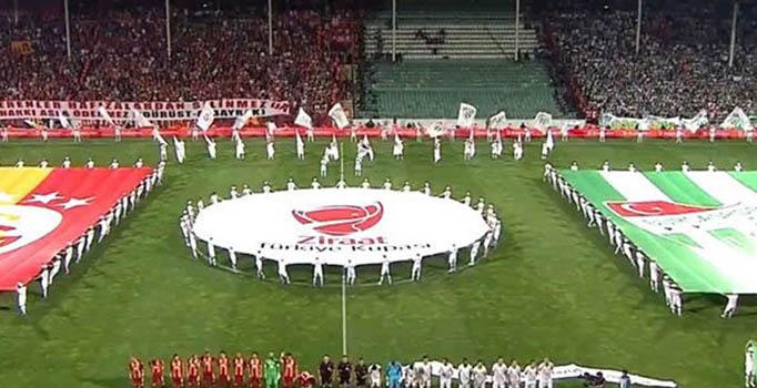 Galatasaray taraftarından
yönetime pankartlı cevap