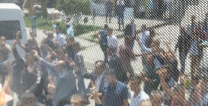 AK Partililere bıçaklı 
saldırı: 2 kişi yaralandı