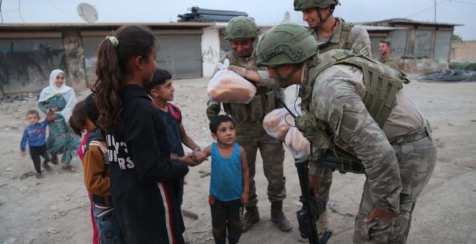Terörden temizlenen Tel Abyad ve Resulayn'a insani yardım