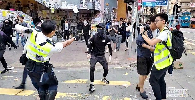 Hong Kong polisi protestolarda gerçek mermi kullandı