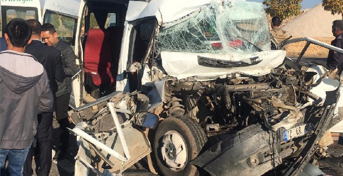 Mardin'de öğrenci servisi TIR'a çarptı: 14 yaralı