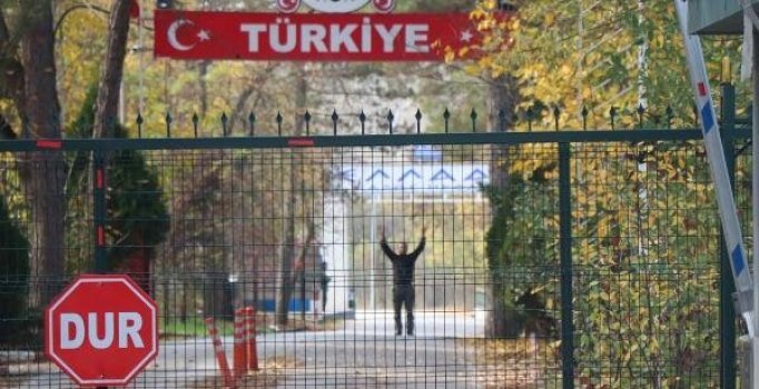 Sınır dışı edilen DEAŞ'lı teröristi Yunanistan kabul etmedi