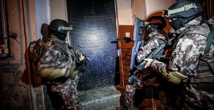 7 ilde El Kaide operasyonu: 43 adreste 25 şüpheli yakalandı