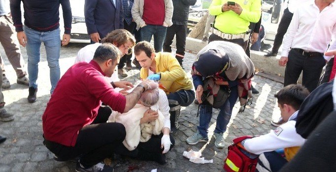 Beyoğlu'nda aynı dehşet! Para vermeyen turiste inşaat demiri sapladı