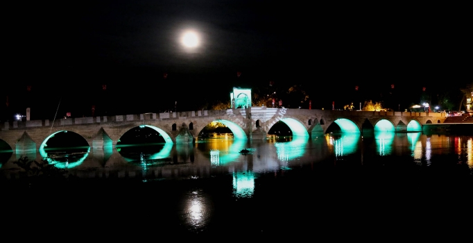 Tarihi Tunca Köprüsü aydınlatıldı