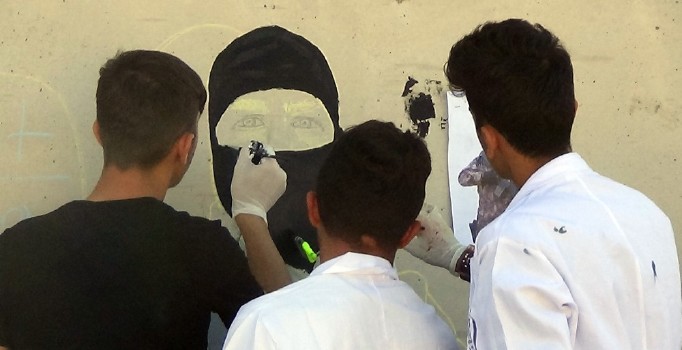 Öğrenciler 57 metre uzunluğundaki duvara polis resimleri işledi