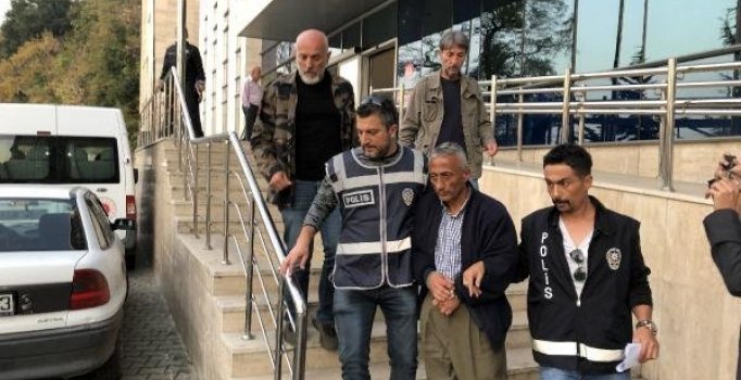 Öldürdüğü kadının cenazesine katılmış