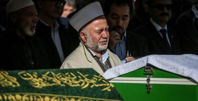Oğlunun ve torunun cenaze namazını kıldırdı
