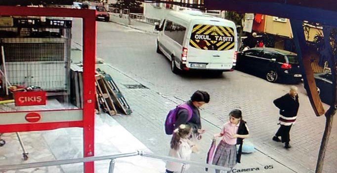 Geri manevra yapan servis şoförü yaşlı kadına çarptı