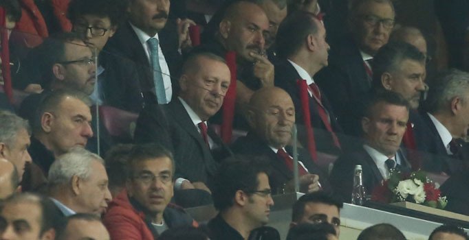 Cumhurbaşkanı Erdoğan da Türkiye-İzlanda maçı için TT Arena'da