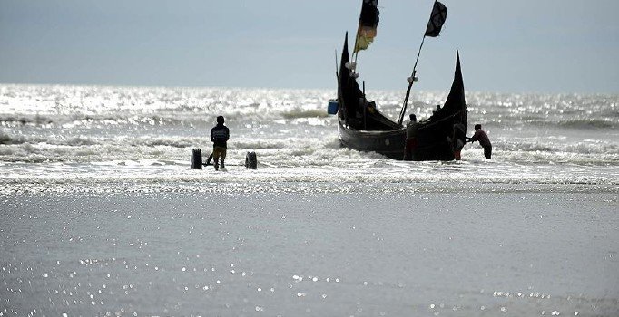 Batan tekneden 119 Arakanlı kurtarıldı