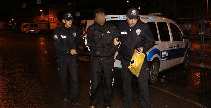 Tartıştığı eşini döverek öldürdü