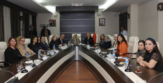 Atatürk Üniversitesinde kadın sorunları konuşuldu