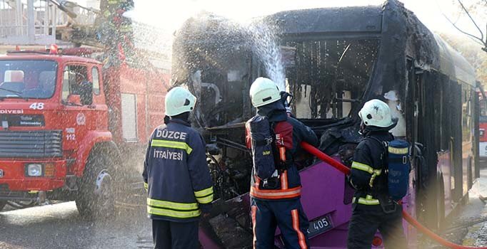 Düzce'de halk otobüsü alev aldı, 45 dakikada söndürüldü