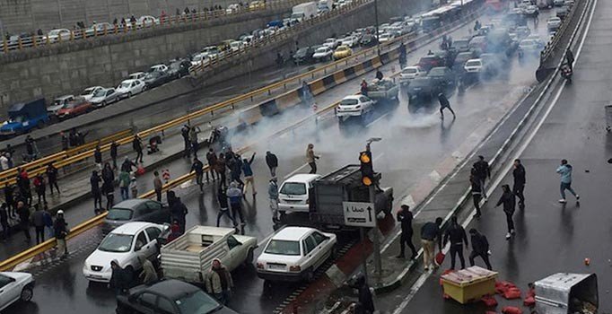 İran'da Kirmanşah'taki gösterilerde bir polis öldürüldü