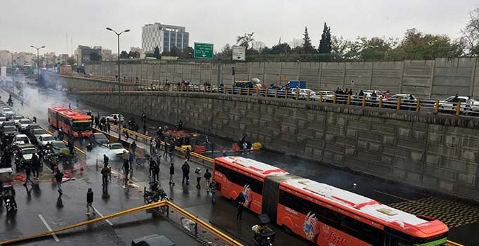 İran'da benzin zammı gösterilerinde 40 gözaltı