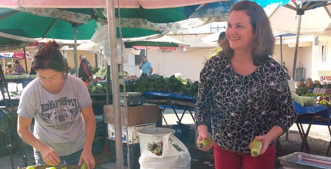 İsviçreli kadın Türkçe öğrenmek için pazarcılığa başladı